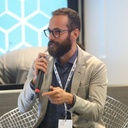 Scope alla mano, il comitato ripulisce la città